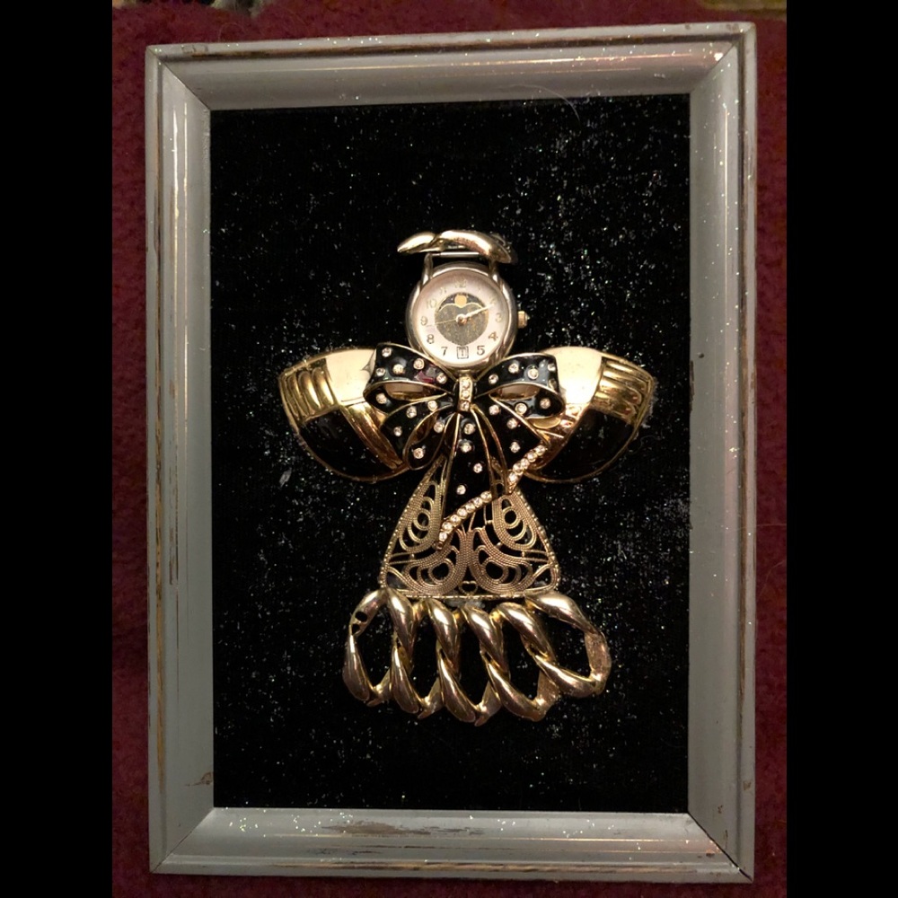 VANTAGE ANGLE JEWELRY WALL ART